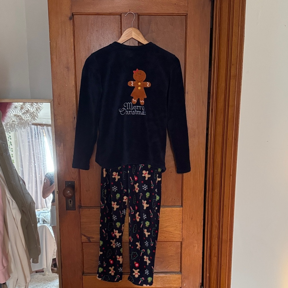Cozy Black Kids Pajama Set with Gingerbread and Holiday Design